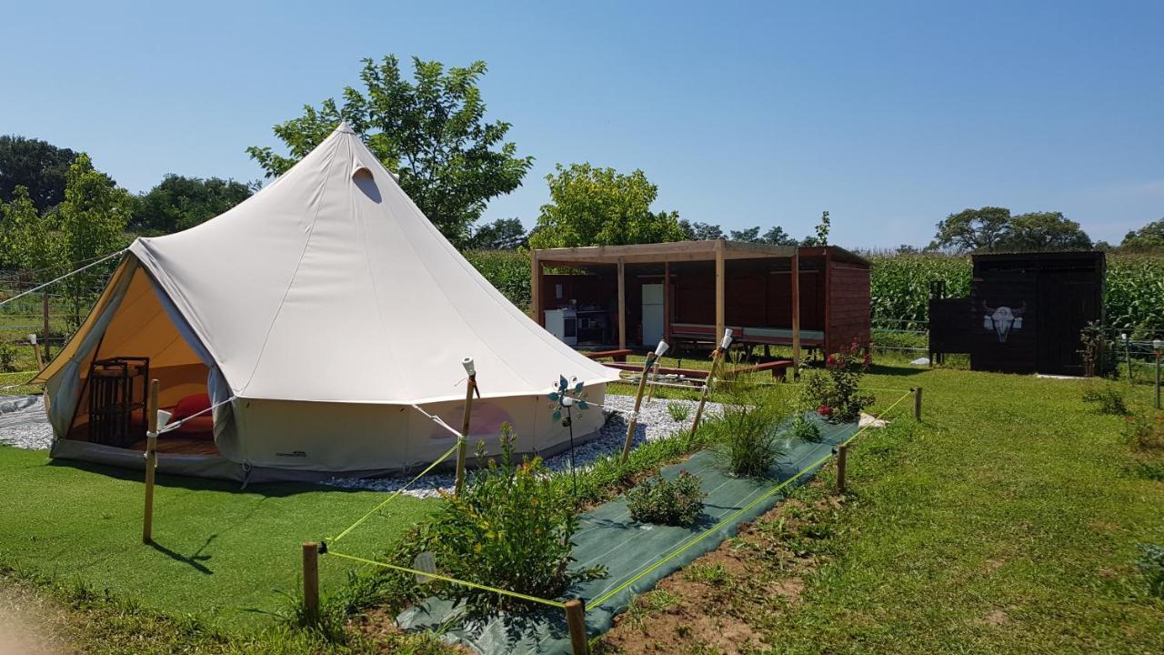 La Petite Ferme De Pouillon - Parc Animalier - Aire De Loisirs Bed & Breakfast Exterior photo